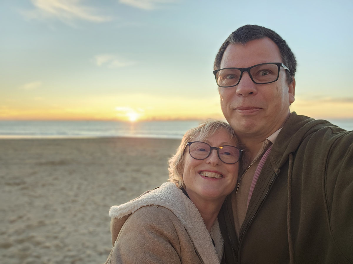 Martin Hansen Lennox con su esposa en la Playa del Costillo, Rota, Cádiz